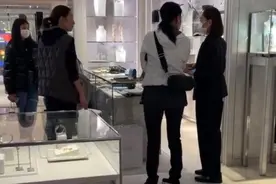 那英母女俩伦敦购物，嗓门贼大一进门就听到，14岁苹果家教严格图片
