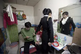 打工夫妻混居城中村，半夜被隔壁吵到失眠，妻子：搬家吧！图片