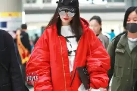 明星街拍：棒球帽元素，杨幂VS戚薇，谁更能抓住你的眼球？图片