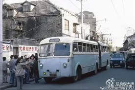 八十年代上海街景，云南南路还能看到王若飞塑像图片
