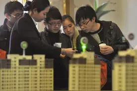 有价无市、没人接盘，那些被县城房子套牢的年轻人图片