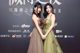 郑爽蝴蝶结礼服裹成新年礼物！及腰大露背超性感红毯硬核秒杀热巴图片