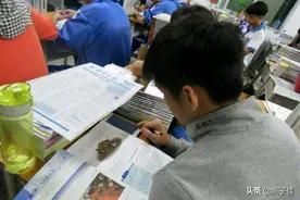 农村中学一班64个学生59人带手机，老师痛心，请别在课堂上玩图片