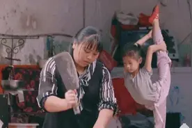 “9岁，女孩，家里穷，一边卖猪肉，一边跳芭蕾，刷爆朋友圈！”图片
