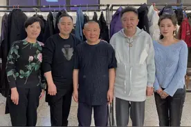 杨幂爸妈成功追星郭德纲于谦，亲密合影星味足，蓝衣美女身份成谜图片