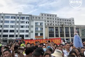 有一种心情叫“高考结束”！江西考场外，竟有亲友拉横喊减肥图片