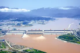 历史上的今天｜三峡大坝全线建成图片