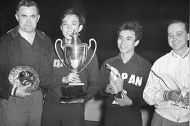 百年瞬间丨容国团为新中国夺得第一个世界冠军图片