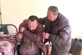 他十几年如一日照顾瘫痪邻居，近邻成亲人图片