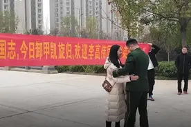 从军16年武警战士退役，妻子流泪表白：我谈了世上最好的恋爱图片