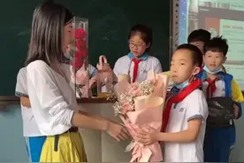 辽宁男孩教师节单膝跪地送花，祝老师“早日成家”，老师表情亮了图片