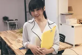 90后台湾女老师，穿高叉旗袍深蹲尽显S曲线，宅男：这也太撩人图片