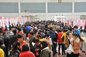 女大学生辞去护士工作，却留宿深圳街头，做法不值得同情图片