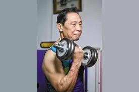 比钟南山还强！广西大爷102岁还在练哑铃，一身肌肉都是在家练的图片