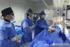 【三院神内】脑干血管中竟然取出70mm长的蚯蚓样暗黑色血栓图片
