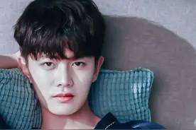 任嘉伦身穿深蓝色丝绸睡衣，展现与众不同的独特高贵气质图片