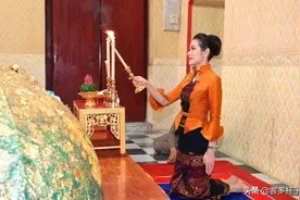 后宫举行欢迎仪式，诗妮娜贵妃向王后真情鞠躬，地位相差明显图片