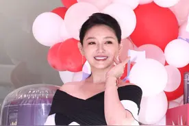 大S的彪悍，吼父亲，怼流氓，2个月闪婚小5岁豪门，为生子晕倒图片