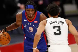 从年薪80万，到2000万，在NBA跑6年“龙套”的他，终于当上主角图片