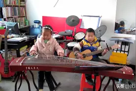两个萌娃合奏沧海一声笑图片