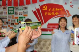 两位女车长见证郑州公交变迁！驾龄20多年，驾驶的车从“大辫子”到新能源图片