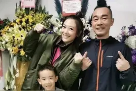 应采儿带Jasper拍写真，肚子圆圆凸起，网友:凑一个“好”图片