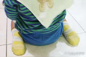 宝宝2种坐姿，会越坐越“矮”，基因再好也无缘大长腿图片