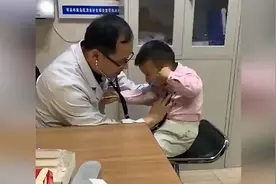 萌娃看医拿玩具听诊器往医生胸口猛怼 网友：宝宝也来给医生看病视频封面