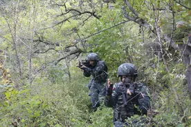 合围歼敌！特战小队红蓝对抗演练场面爆燃图片