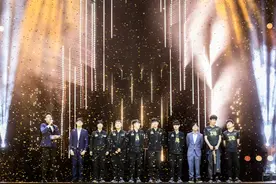 武汉下起金色的雨 每一个人都是英雄图片
