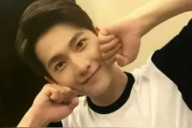 杨洋现身芭莎慈善夜红毯，生图状态好到不行，网友：内卷第一图片