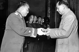 1955年授衔时，主席特批：此二人功劳大，破例再升一级图片