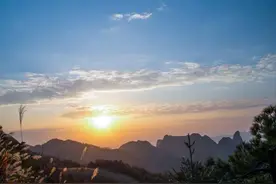 《书愤》这首诗洋溢着爱国主义的激情，表达了壮志难酬的悲愤图片