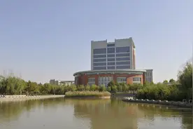 大四学生被要求搬离宿舍 学校回应：需离校实习，没收住宿费