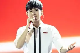 张杰和胡歌亮相开学典礼，收到的评价却有些两极分化，这是为何？图片
