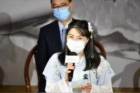 郭晶晶罕见穿汉服，气质惊艳不像孩子妈！和老公分开站中间隔俩人图片