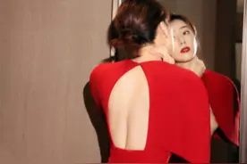 42岁高圆圆穿性感红裙秀美背，身材凹凸有致，戴4位数手表显贵气图片