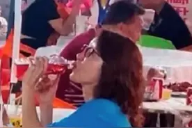 46岁阔太金巧巧街边撸串，披头散发身材消瘦，穿拖鞋穿着显朴素图片