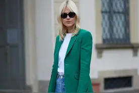 绿色衣服配什么颜色的裤子？配黑裤子简洁大气很有型，还蛮显瘦的图片