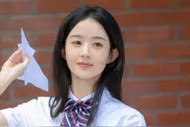 扮嫩还是真少女？34岁赵丽颖拍“校园风”造型，比结婚前还甜美图片