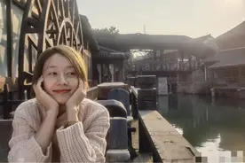 44岁马伊琍旅游心情好，气质温婉短发清爽，纯素颜脸部雀斑明显图片