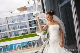 60岁大叔：找了个比自己小18岁的娇妻，太痛苦了图片