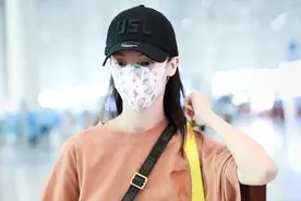 金晨穿T恤配大裤衩出门，看似邋遢其实挺高级，光一双拖鞋就6千多图片