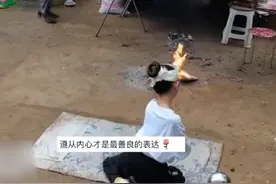 泪目！河北一女孩在姥姥的葬礼上跳舞，全程跪在地上泪流满面图片