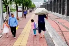 两个女孩在街头相遇，互相凝视着对方，网友：相同年纪不同命运图片