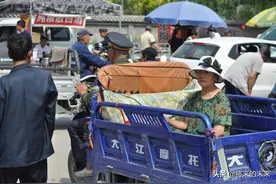六旬自在大爷，儿女双全却“无人问津”，装疯卖傻只为快乐生活图片