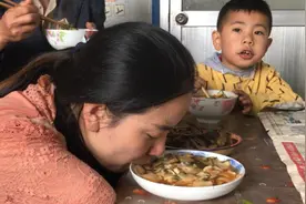 无臂女子双脚穿针刺绣养家，要给儿子做榜样，舔着吃饭图片