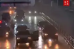 【一线警察】惊险！司机暴雨中下车忘拉手刹，交警飞身跳上车截停图片