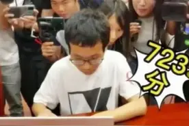 考生高考成绩“827分”，爸爸兴奋得手舞足蹈，为何分数如此高？图片