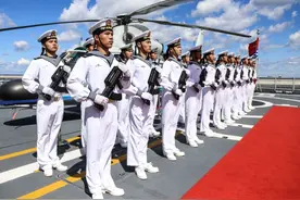 中国海军在东海、渤海和南海大规模军演之际，美军轰炸机公然闯入图片